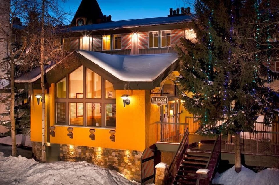 House, 1 King Bed with Sofa bed (Lift House 306, Studio Condo in Lions) | Exterior