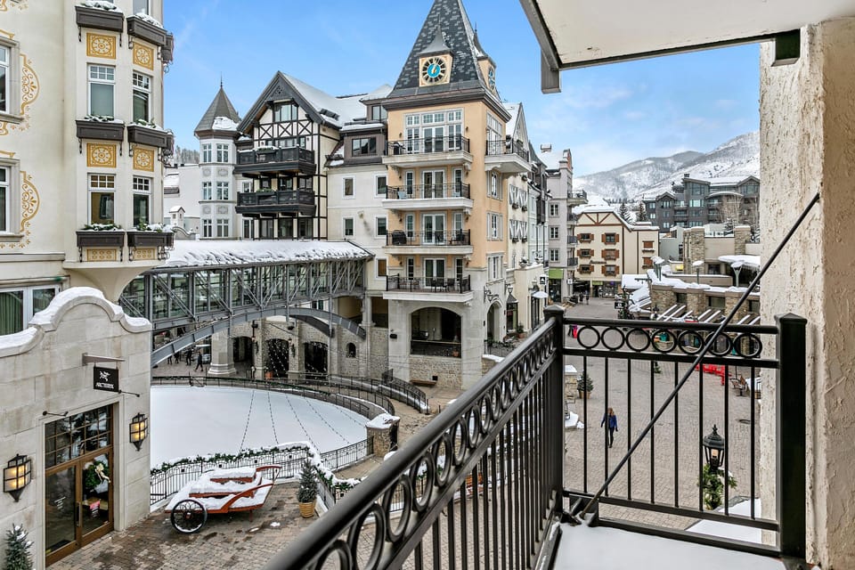 House, 1 King Bed with Sofa bed (Lift House 306, Studio Condo in Lions) | Balcony