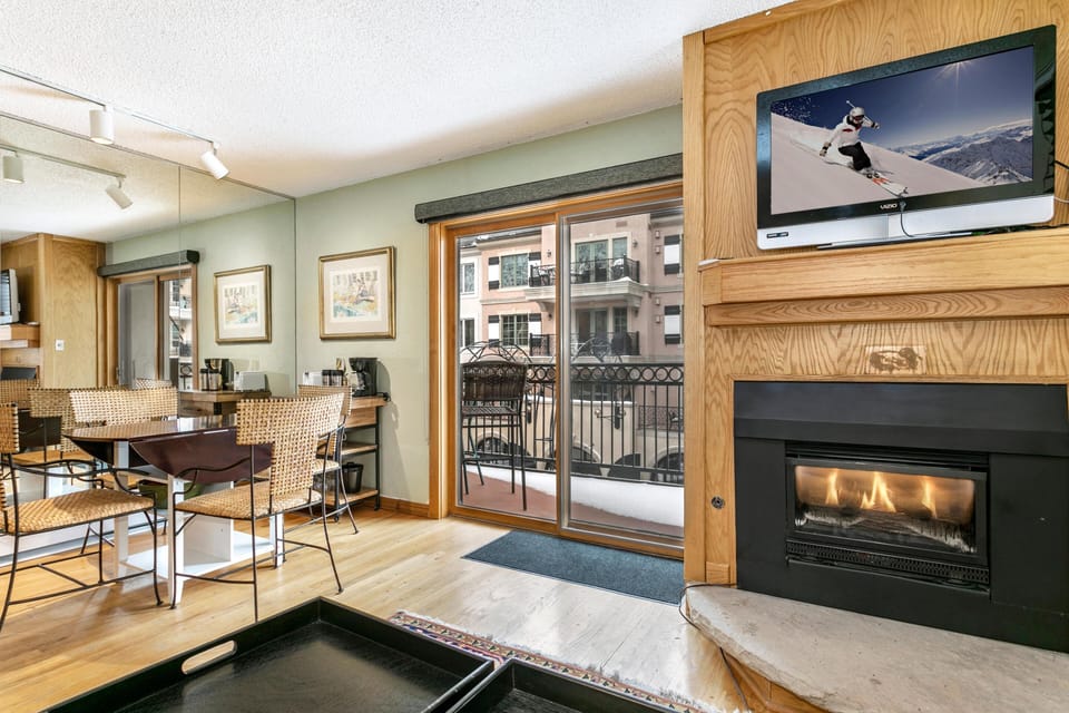 House, 1 King Bed with Sofa bed (Lift House 306, Studio Condo in Lions) | Interior