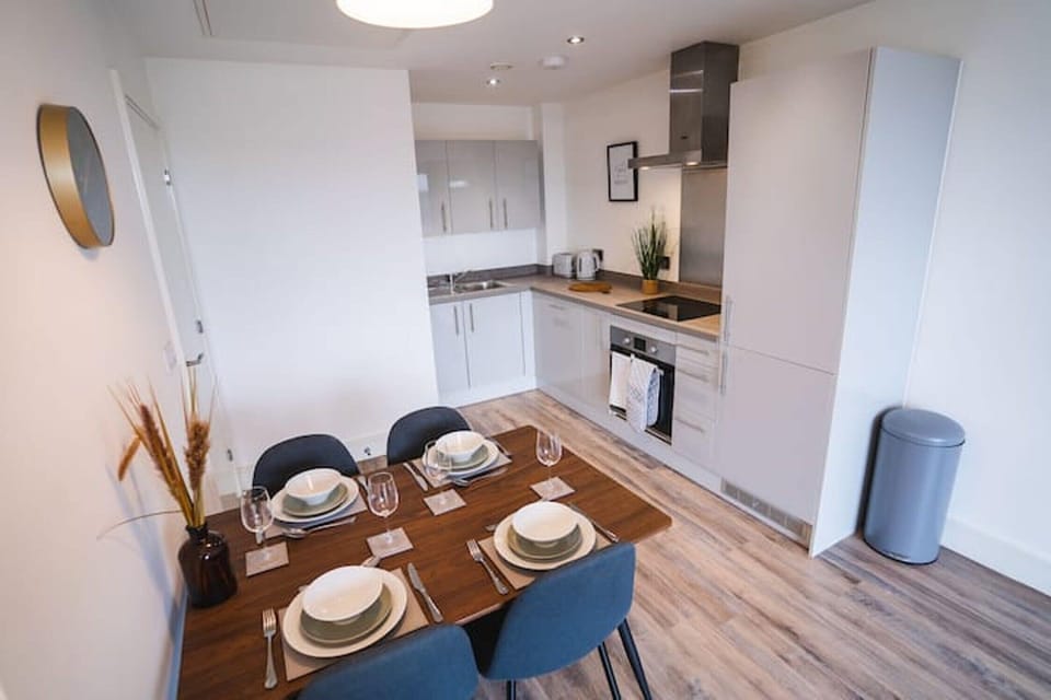 Deluxe Apartment, Accessible, Ensuite | Dining