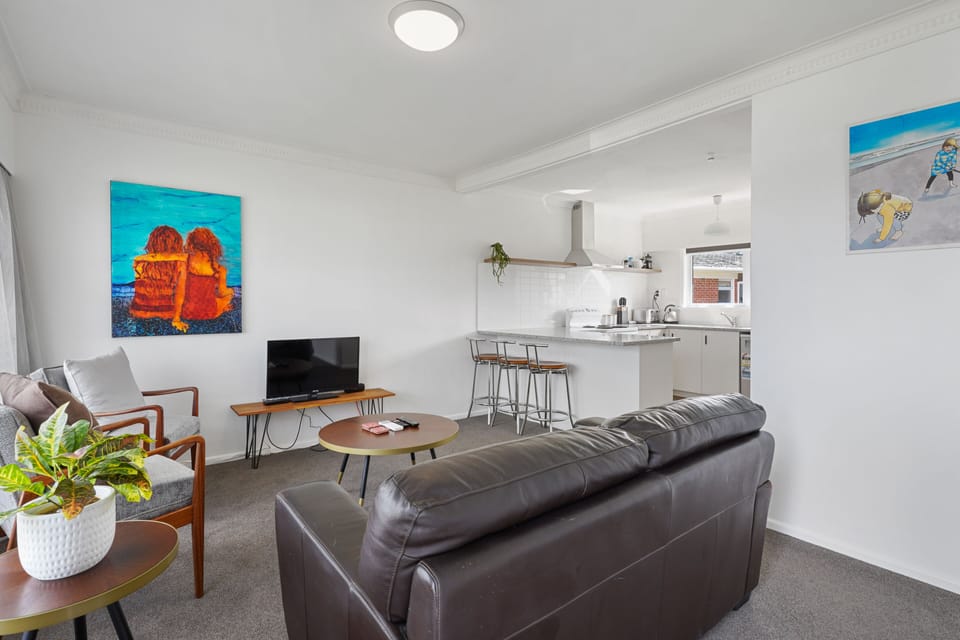 Apartment | Living area | 42-inch TV with cable channels