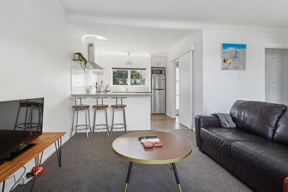 Apartment | Living area | 42-inch TV with cable channels