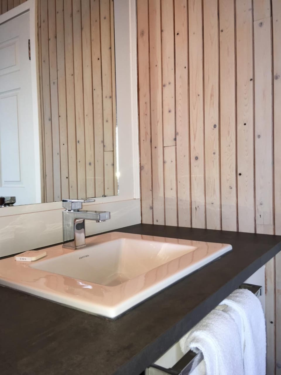 Combined shower/tub, free toiletries, hair dryer, towels