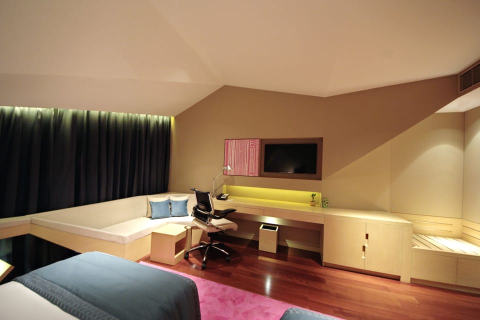 Deluxe Room, 1 Twin Bed, City View (Delight) | Minibar, in-room safe, desk, laptop workspace