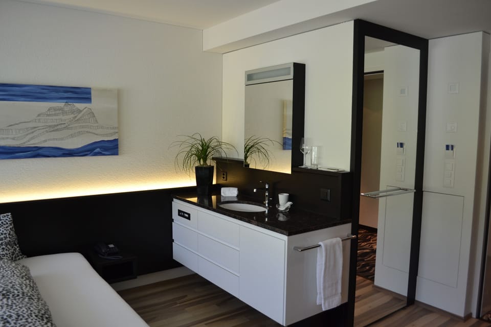 Junior Double Room, Bathtub, Lake View | Room amenity
