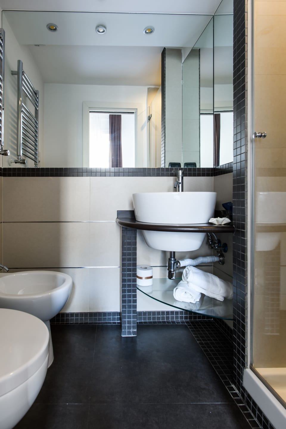Double or Twin Room | Bathroom | Shower, rainfall showerhead, free toiletries, hair dryer