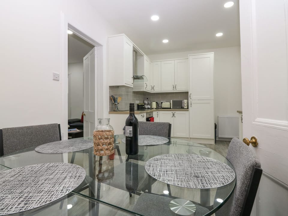 Cottage | Dining