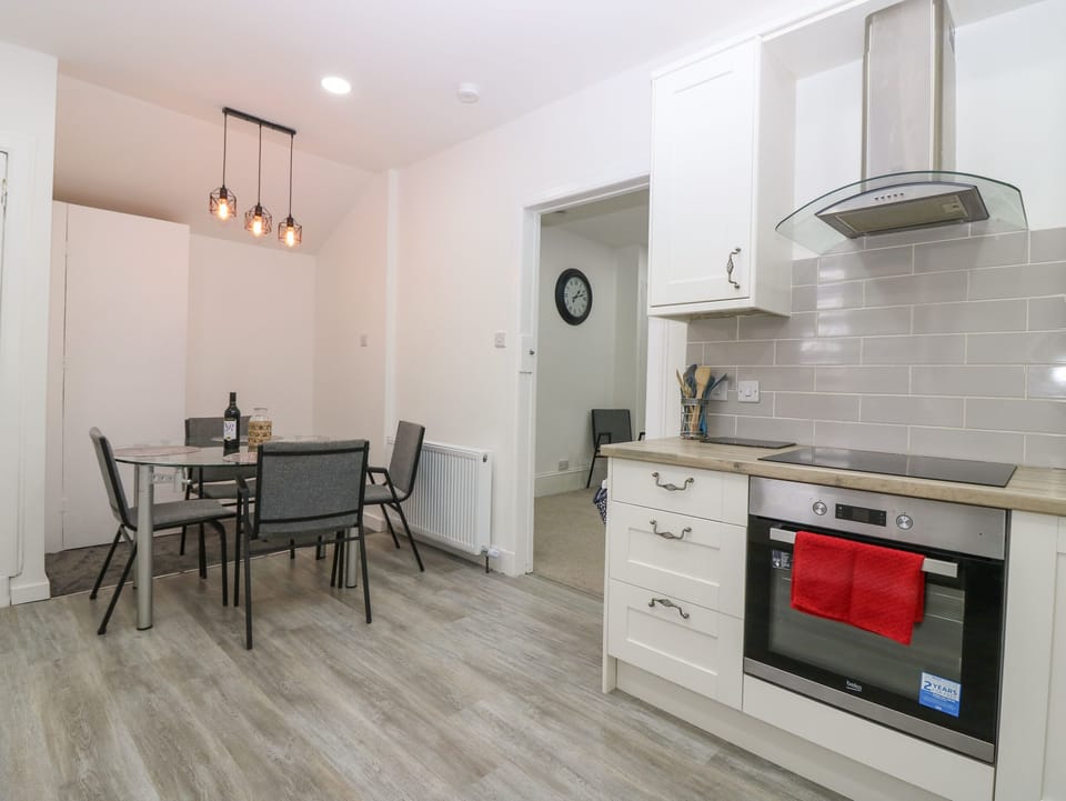Cottage | Private kitchen | Fridge, dishwasher, electric kettle, toaster