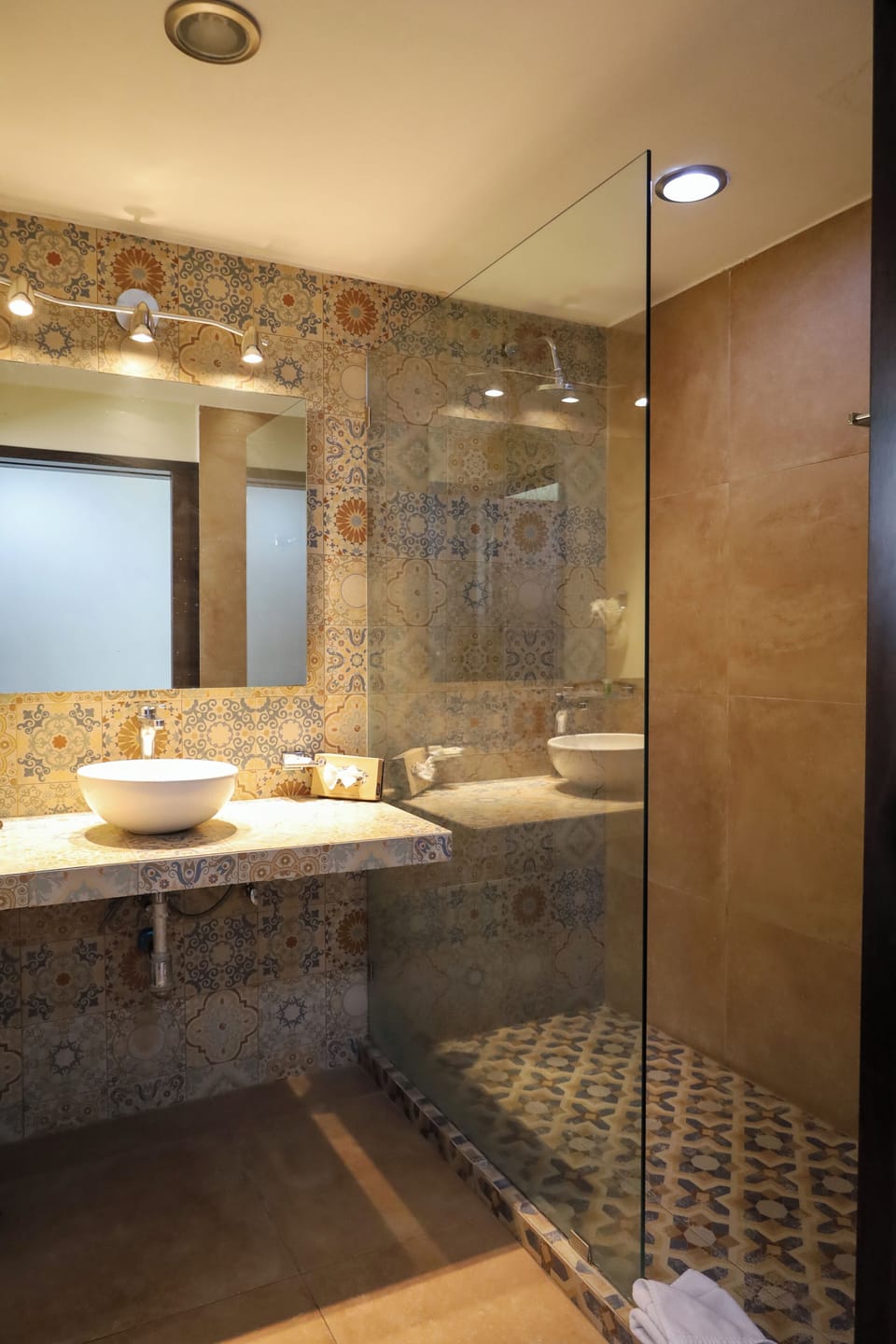 Luxury Studio | Bathroom | Shower, free toiletries, hair dryer, towels