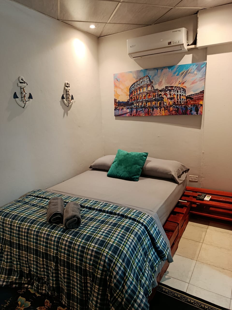 Desk, laptop workspace, WiFi (free), bed sheets