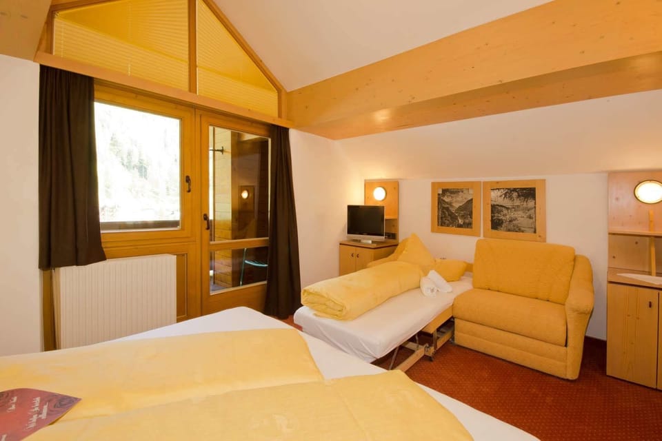 Apartment, Balcony (Schönblick) | In-room safe, desk, WiFi (free), bed sheets