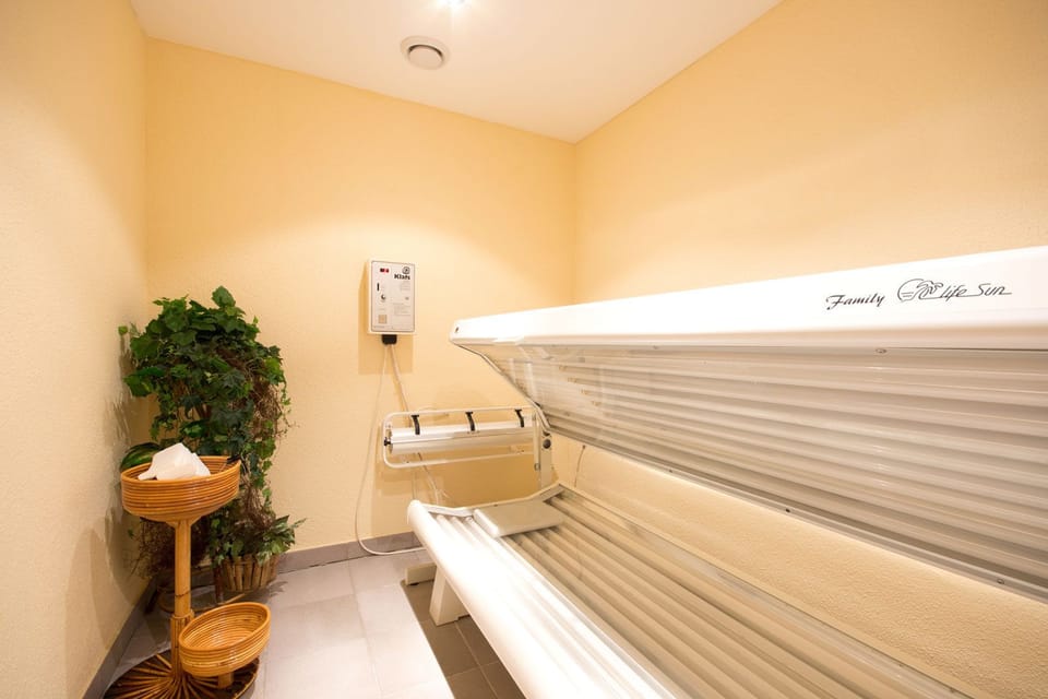 Sauna, hot tub, steam room