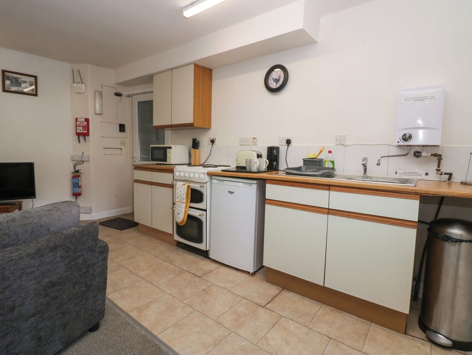 Cottage | Private kitchen | Fridge, electric kettle, toaster, cookware/dishes/utensils