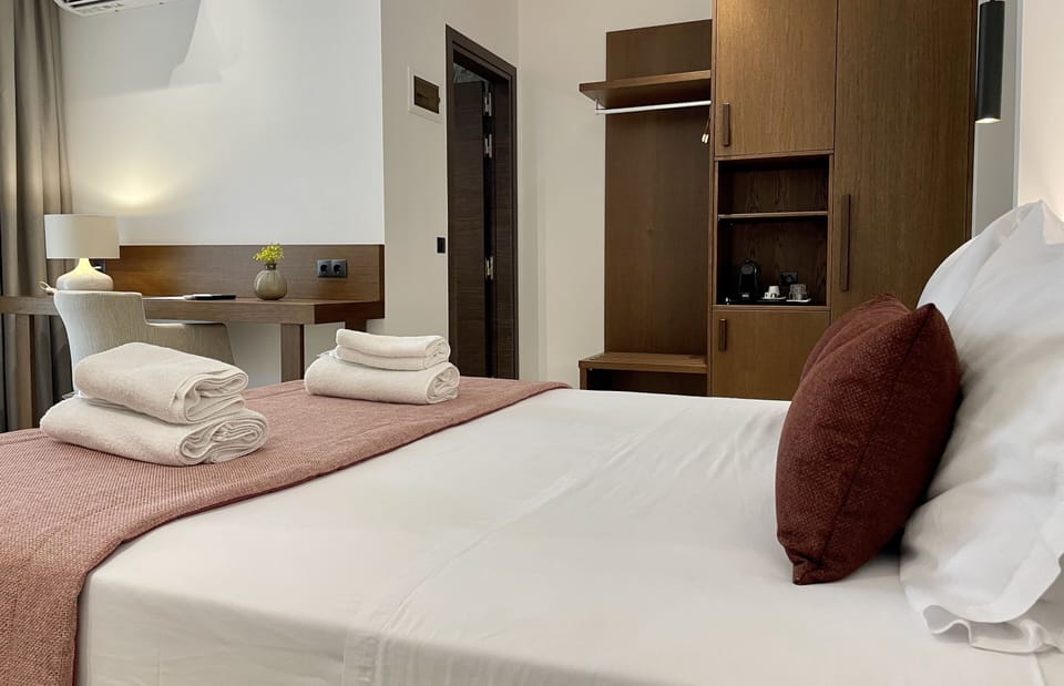 Deluxe Double Room | Bathroom | Free toiletries, hair dryer, towels