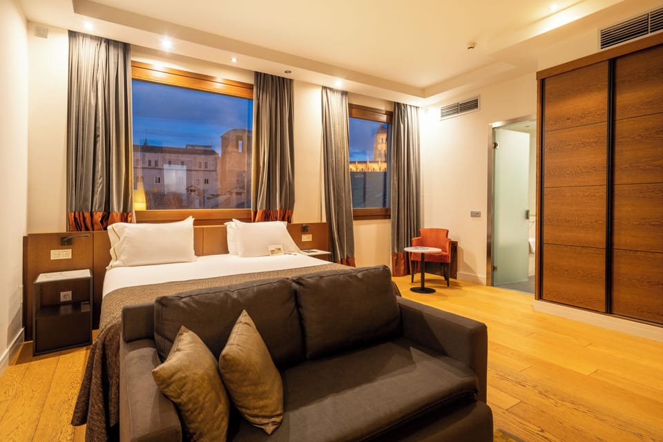 Junior Suite | Minibar, in-room safe, desk, blackout drapes