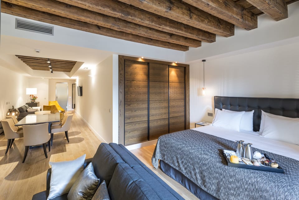 Junior Suite | Minibar, in-room safe, desk, blackout drapes