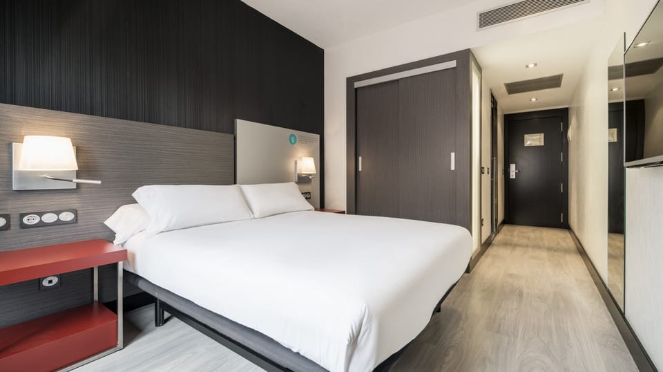 Down comforters, in-room safe, desk, blackout drapes
