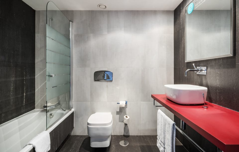 Combined shower/tub, eco-friendly toiletries, hair dryer, towels