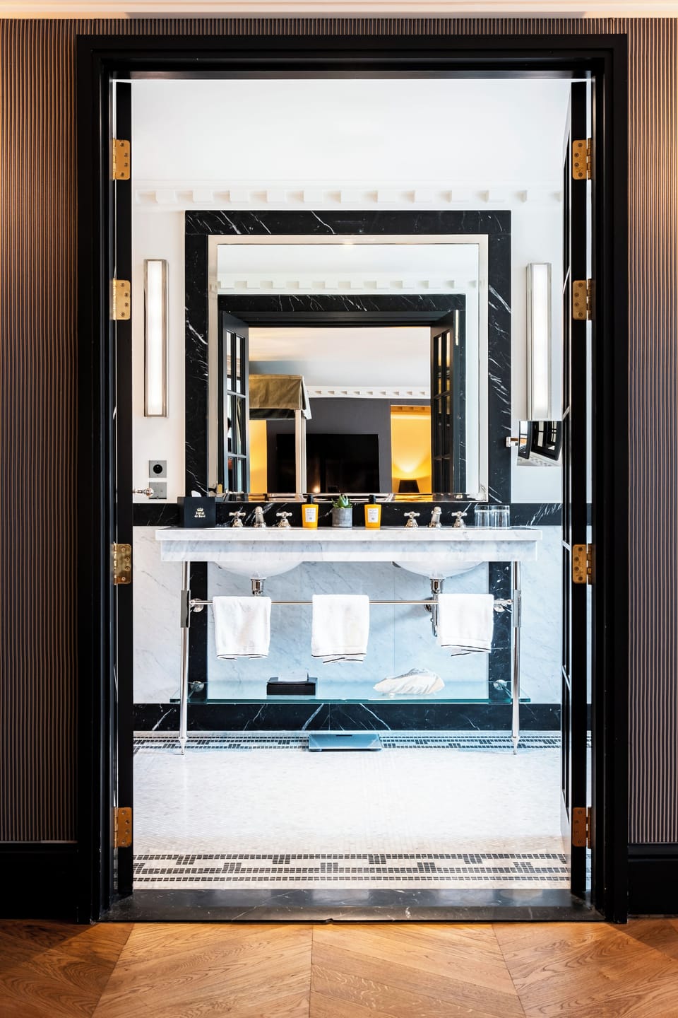 Deluxe Suite, 1 King Bed | Premium bedding, minibar, in-room safe, individually decorated