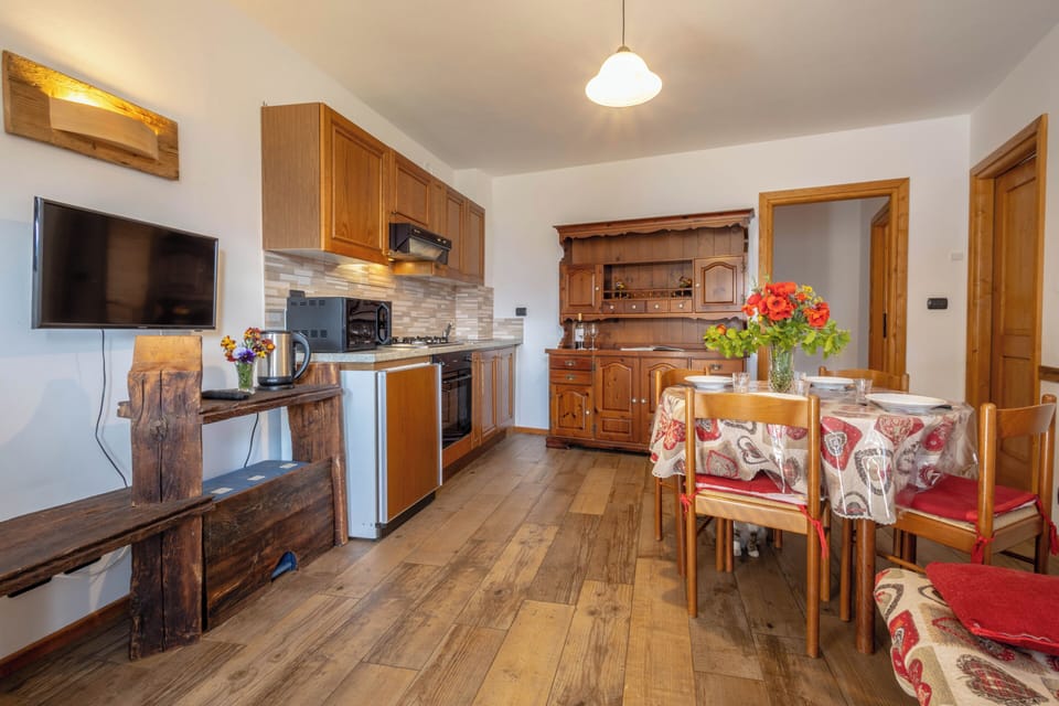 Signature Apartment | Living area | Flat-screen TV