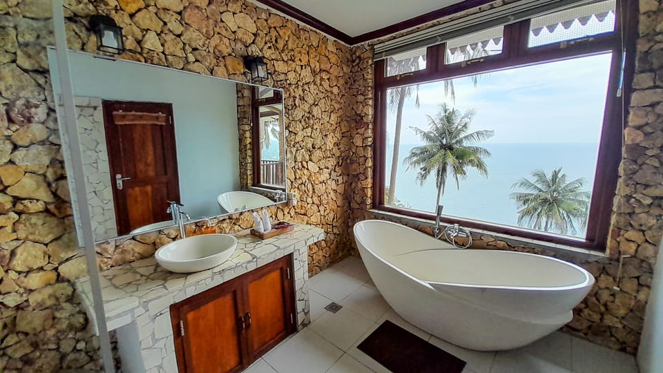Luxury Room | Bathroom
