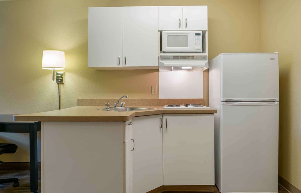 Coffee/tea maker, fridge, microwave, stovetop