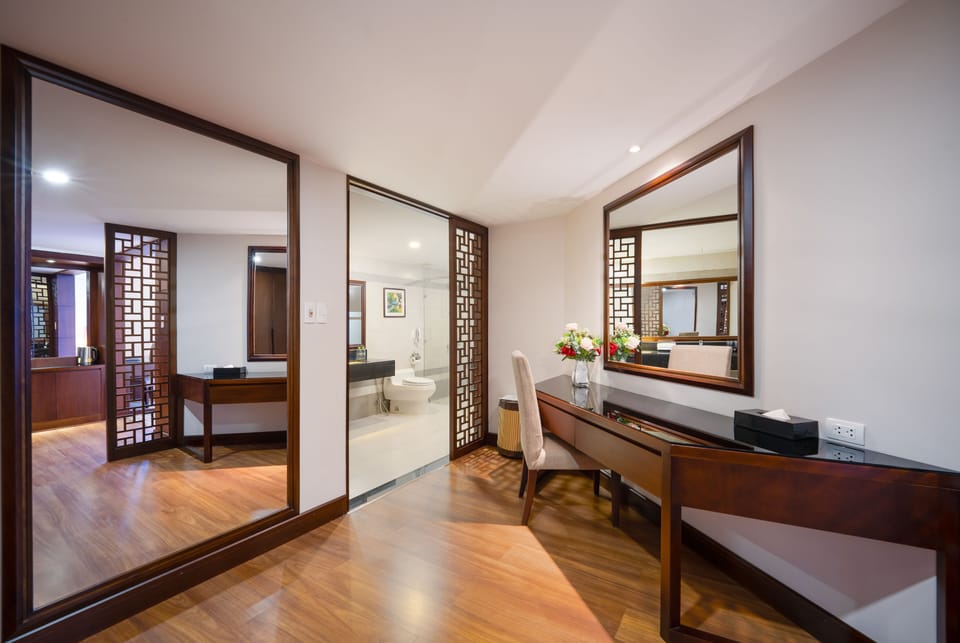 Premier Suite (Free Pick up Airport Service, Please  Book At Least 1 day Before Arrival Date) | Minibar, in-room safe, blackout drapes, soundproofing