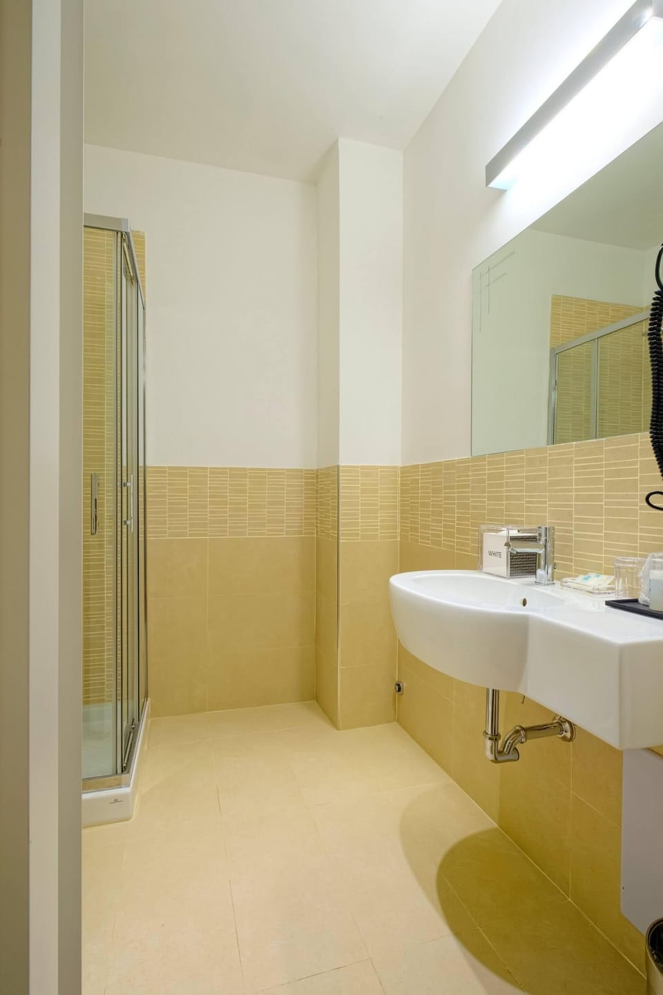 Deluxe Room | Bathroom | Shower, free toiletries, hair dryer, bidet