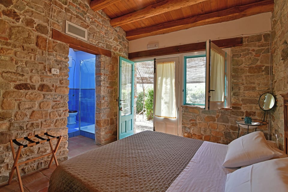Individually furnished, free WiFi, bed sheets