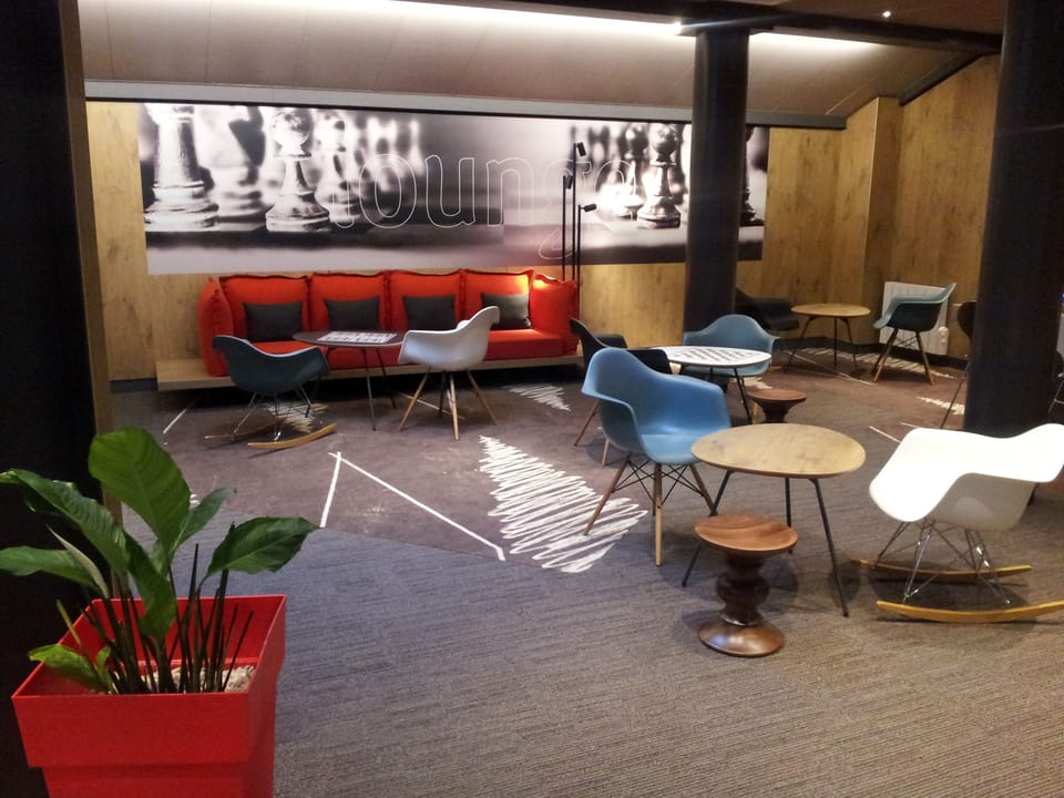 Lobby lounge