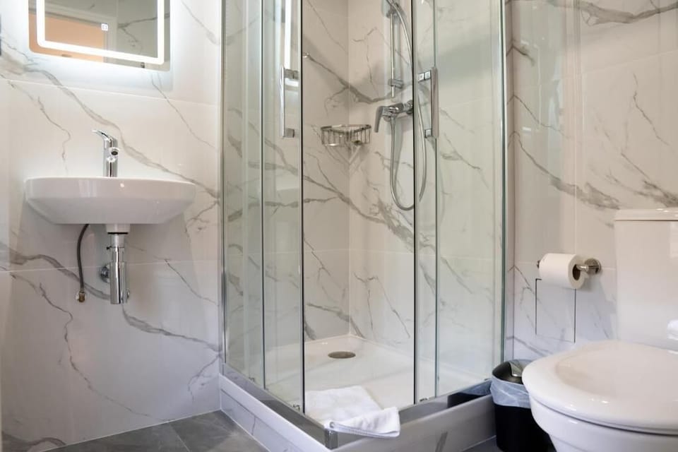 Combined shower/tub, free toiletries, hair dryer, towels