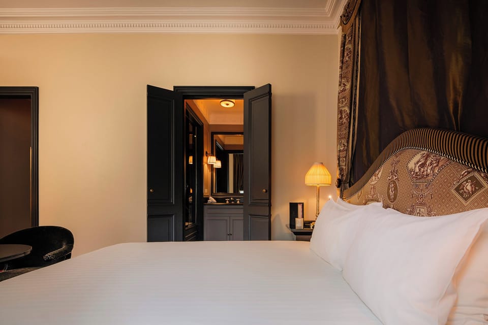 Deluxe Room, 1 King Bed, Bathtub | Egyptian cotton sheets, premium bedding, pillowtop beds, minibar