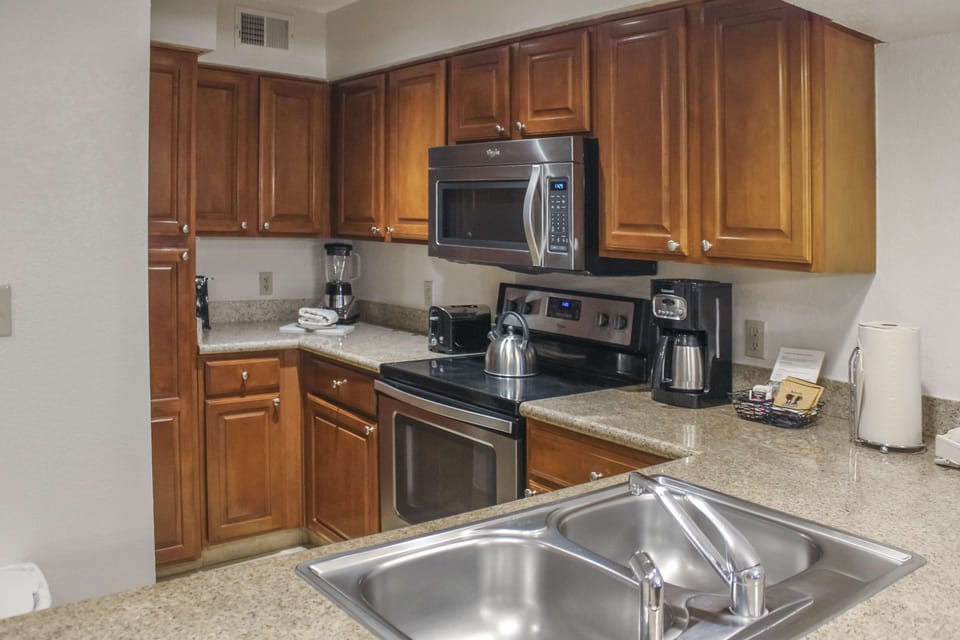 Coffee/tea maker, fridge, microwave, oven