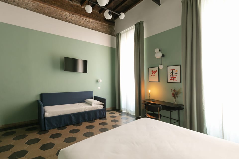 Junior Suite | In-room safe, desk, blackout drapes, iron/ironing board