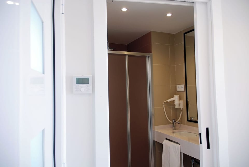 Studio | Bathroom | Shower, towels