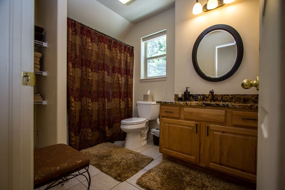 Deluxe Room | Bathroom | Combined shower/tub, free toiletries, hair dryer, towels