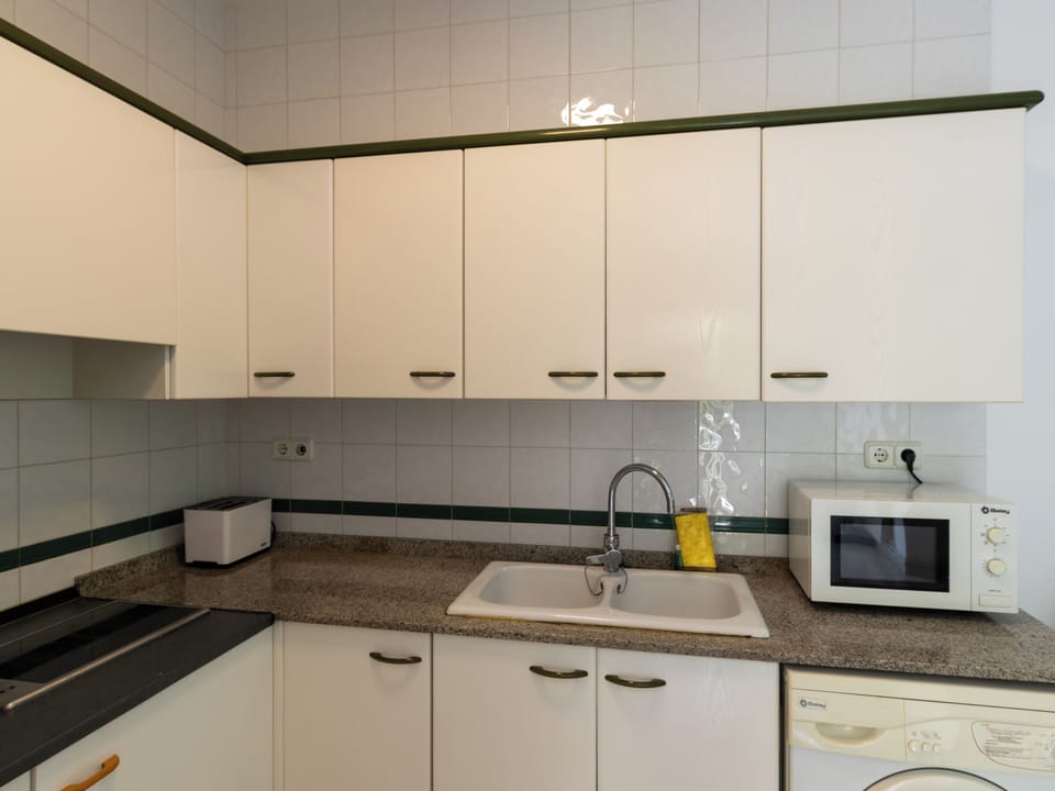 Elite Studio | Private kitchen | Microwave, cookware/dishes/utensils