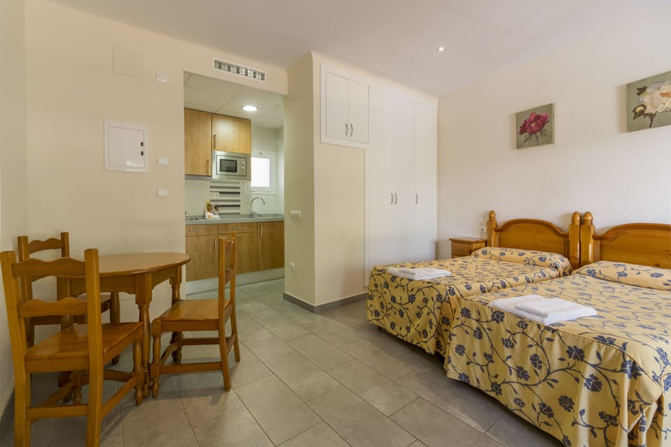 Standard Studio | In-room safe, bed sheets