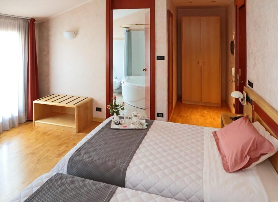 Minibar, soundproofing, free WiFi, bed sheets