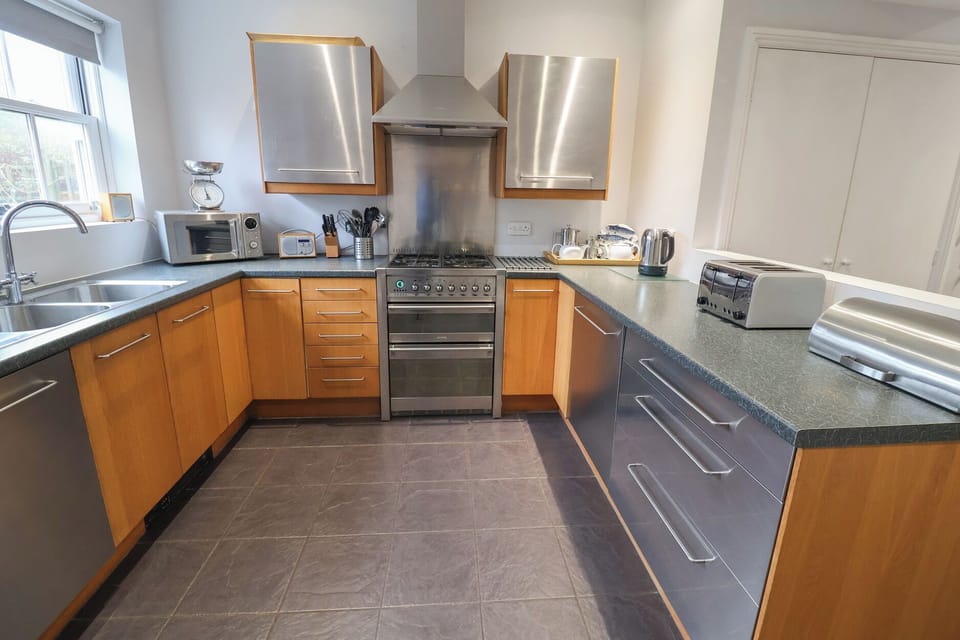 Cottage | Private kitchen | Fridge, dishwasher, cookware/dishes/utensils