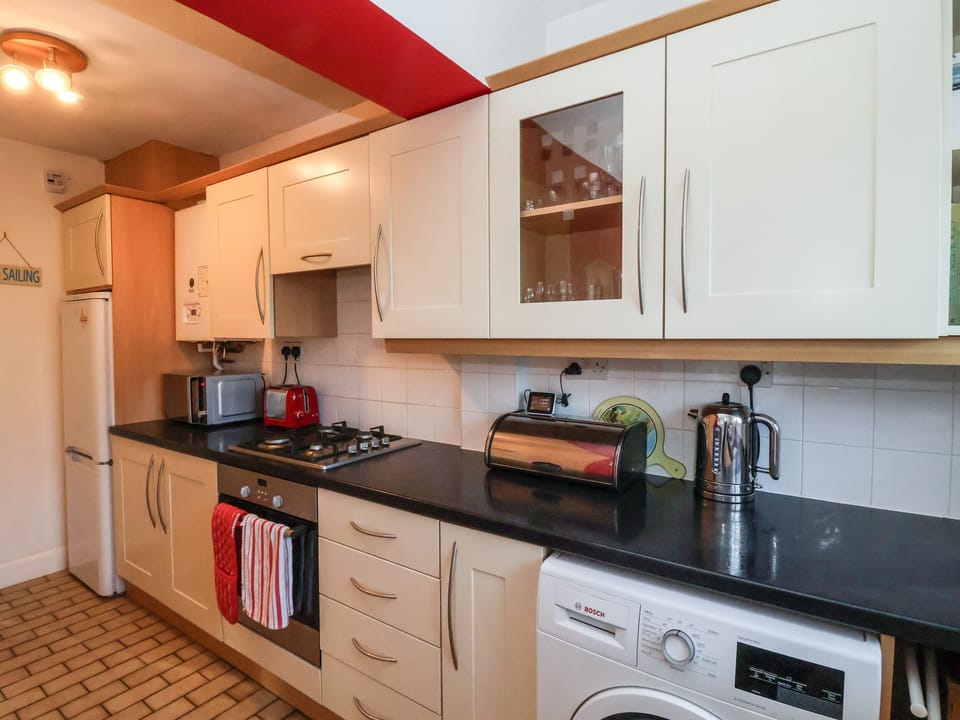 Cottage | Private kitchen | Fridge, dishwasher, cookware/dishes/utensils