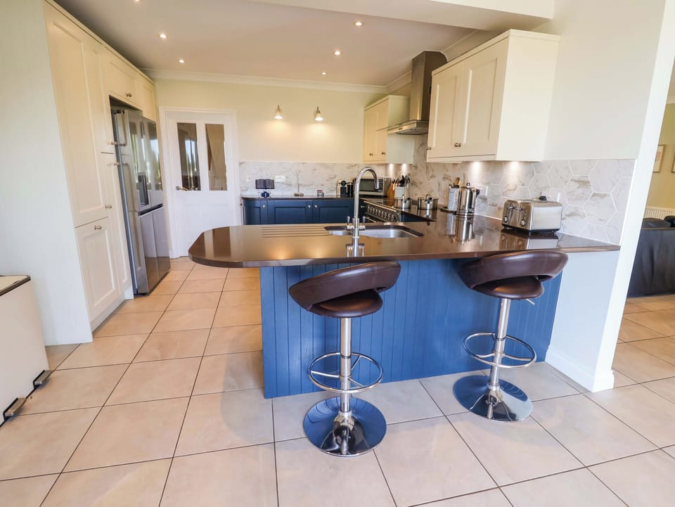 Fridge, dishwasher, cookware/dishes/utensils