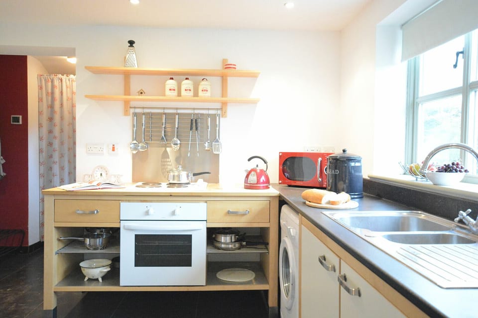 Fridge, dishwasher, cookware/dishes/utensils