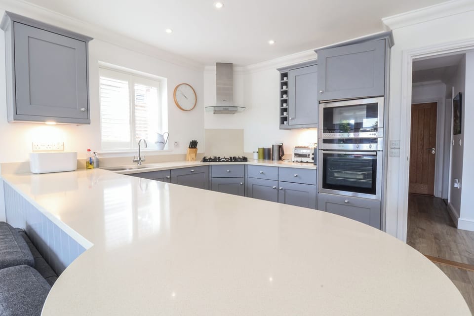 Fridge, cookware/dishes/utensils