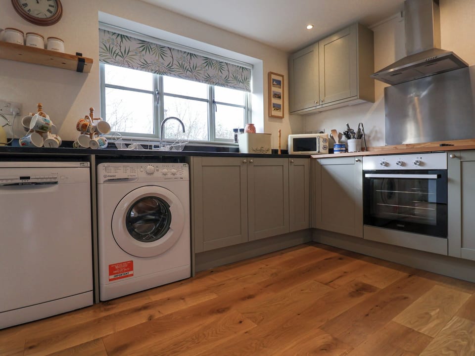 Cottage | Private kitchen | Fridge, dishwasher, cookware/dishes/utensils