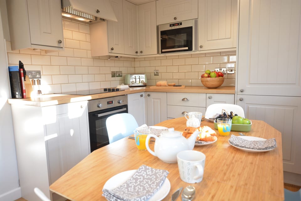 Fridge, microwave, dishwasher, cookware/dishes/utensils
