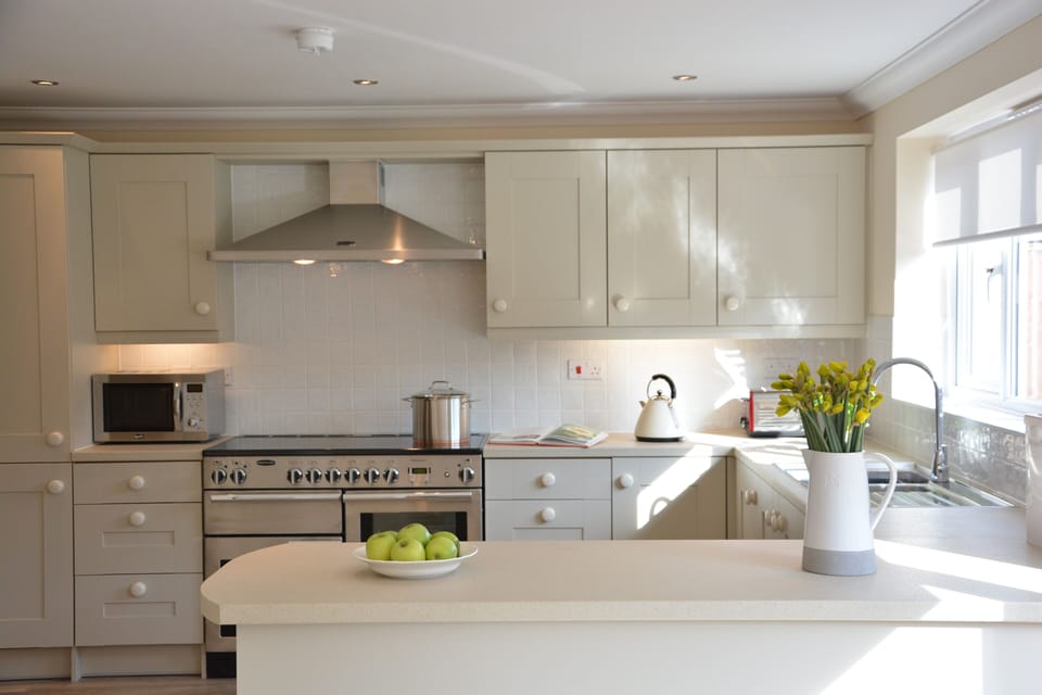 Fridge, microwave, dishwasher, cookware/dishes/utensils