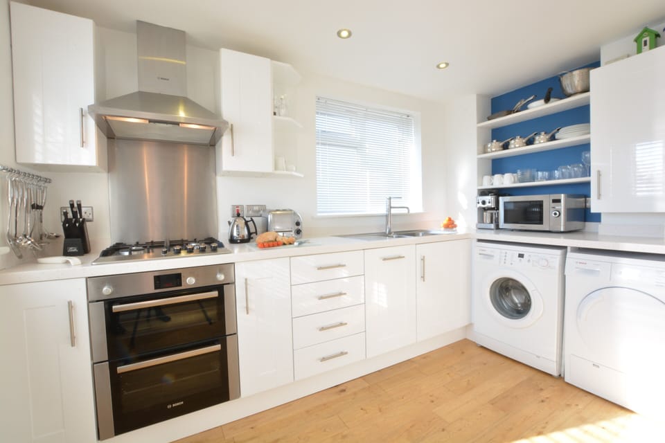 Fridge, dishwasher, cookware/dishes/utensils