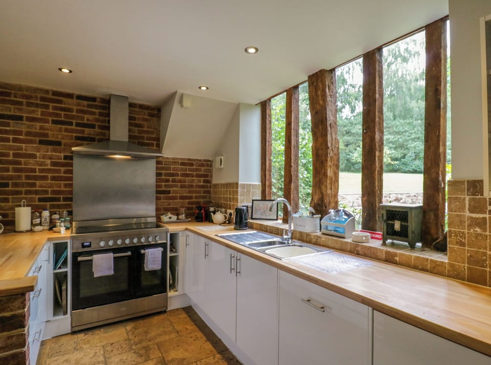 Cottage | Private kitchen | Fridge, dishwasher, cookware/dishes/utensils