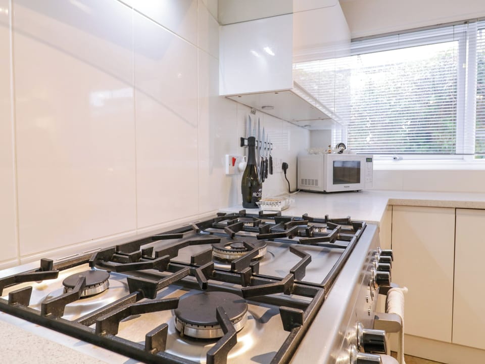 Cottage | Private kitchen | Fridge, microwave, dishwasher, cookware/dishes/utensils